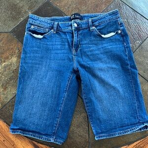 EUC Gap Denim 9” Bermuda shorts ~ size 8/29